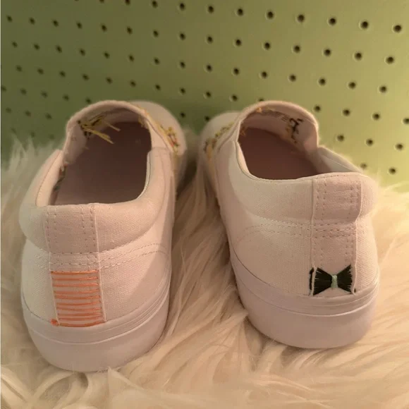 Custom embroidered white sneakers size 8 - Picture 3 of 6